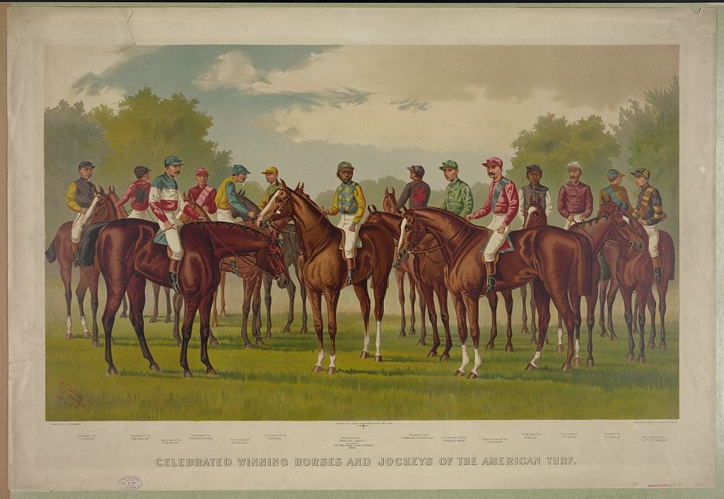 Gruppe von Menschen auf Pferden auf einer grünen Wiese mit Bäumen und einem blauen Himmel, Text unten lautet "Feier der Siegerpferde und Jockeys des American Turf".