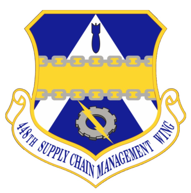 Logo des 48. Versorgungsmanagementgeschwader mit einem blauen Schild mit einem weißen Stern, einem weißen Banner mit blauer Schrift, die 'Versorgungsmanagement' lautet, und schwarzer Schrift '48. Versorgungsmanagementgeschwader' in fetter Schrift.