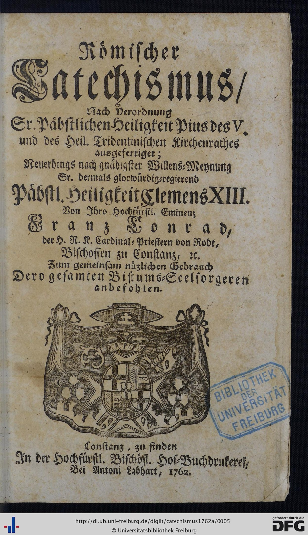 Altes Buch mit dem Text "Bibliothek Universität Freiburg", schwarzem Hintergrund, Wappen und Stempel auf der rechten Seite.