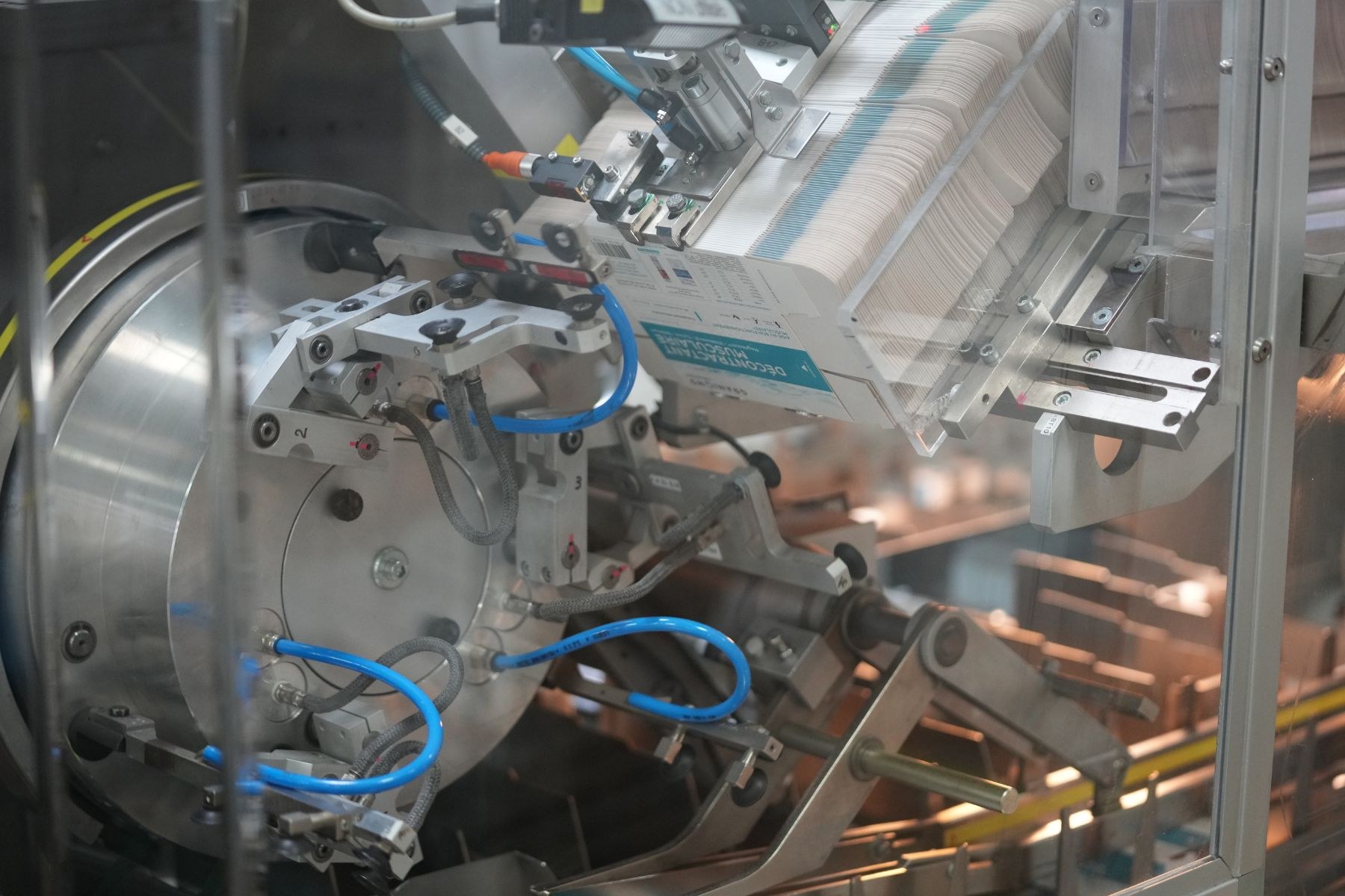 Automatisierte Verpackungssystemmaschine auf einem Fabriktor mit leicht unscharfen Hintergrundobjekten.