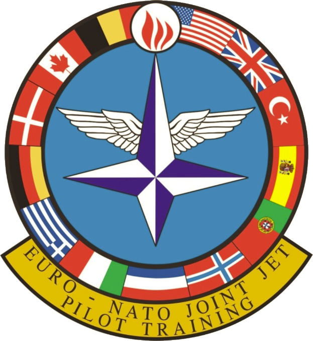 Blauer Kreis mit einem weißen Stern in der Mitte, umgeben von vier Fahnen in verschiedenen Farben, mit der Aufschrift "NATO Joint Jet" in weißer Schrift.