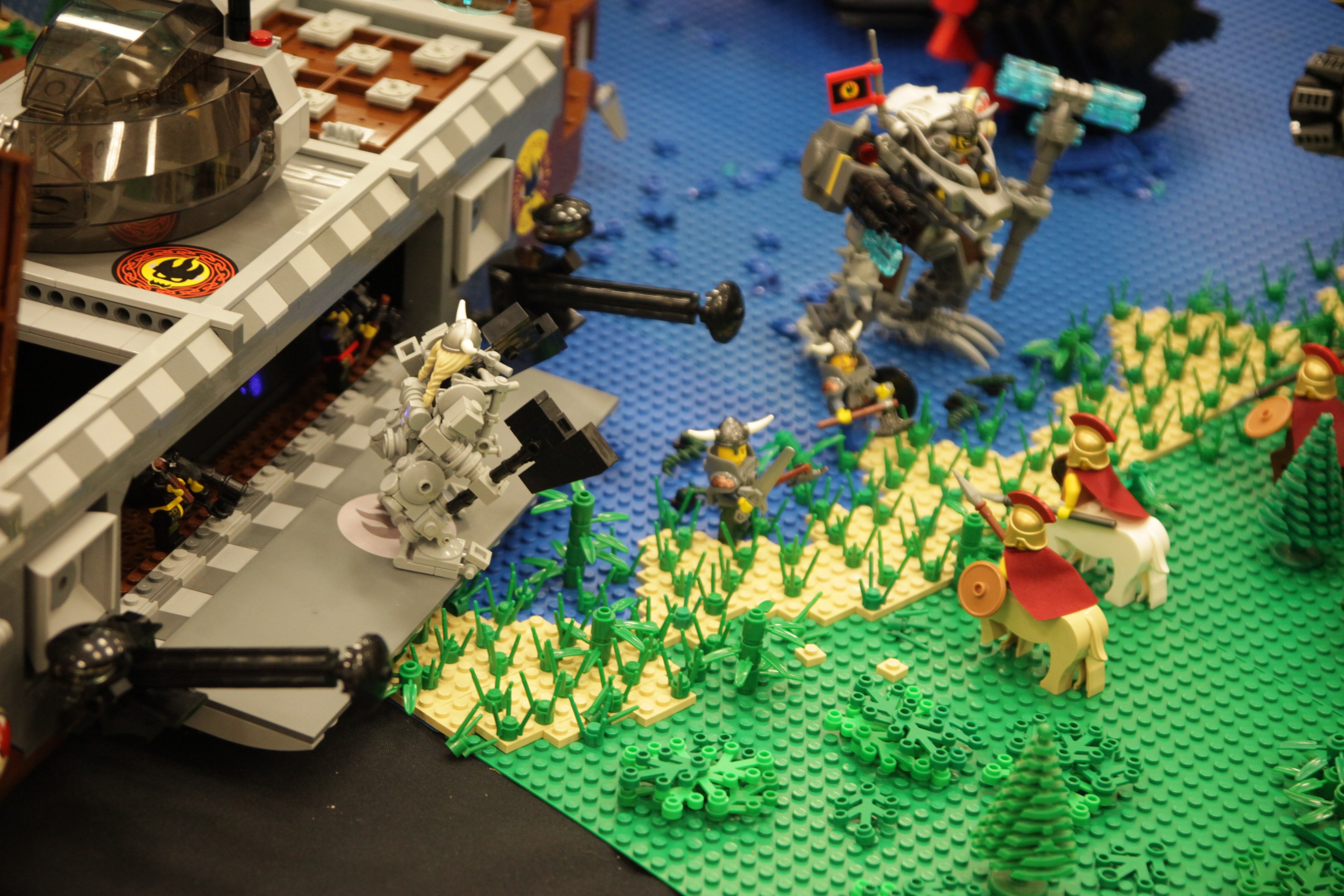 Ein Lego-Schlossmodell mit verschiedenen Lego-Teilen, einschließlich Spielzeugen, Pflanzen und anderen Gegenständen darauf.