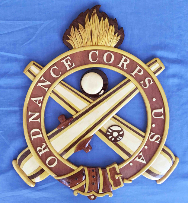 Holzschild mit "Ordnance Corps"-Text, zeigt ein geschnitztes weißes Stern auf blauem Hintergrund mit goldener Umrandung, auf blauem Tuch montiert.