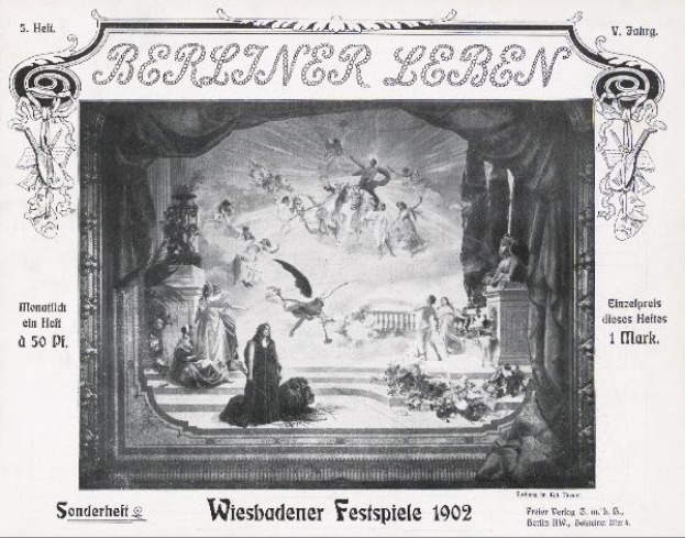 Schwarz-weiß-Foto einer Bühne von den 1902er Wiesbadener Festspielen, das Darsteller in traditioneller deutscher Tracht und ein klatschendes Publikum zeigt.