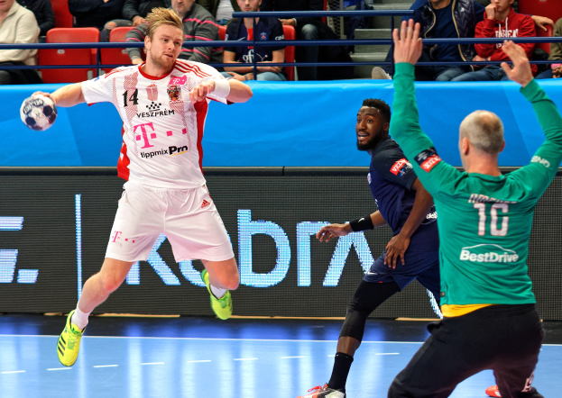 Männer bei einem Handballspiel auf einem Court während des Futsal-Weltmeisterschaft 2019 zwischen Bayern München und Paris Saint-Germain mit Zuschauern im Hintergrund.