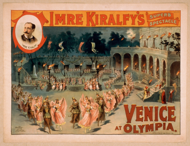 Plakat für Imre Kiralfys Super-Spektakel in Venedig bei Olympia, das kostümierte Performer vor einem gebogenen und säulengeschmückten Gebäude mit Laternenmasten und Bäumen im Hintergrund zeigt.