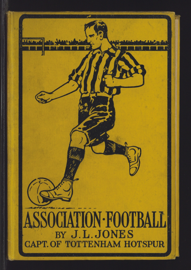 Ein Buchumschlag mit einem Mann in einem Fussballtrikot, der einen Fussball tritt, mit dem Titel "Association Football by J.L. Jones".