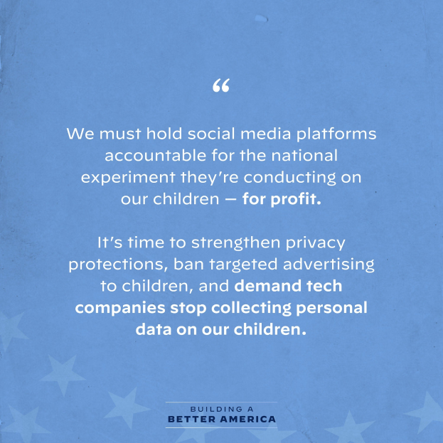 Plakat mit einem Zitat aus 'Building a Better America', das besagt, dass soziale Medienplattformen für das Experimentieren an Kindern zu Geld verpflichtet werden müssen, dekoriert mit Sternen.