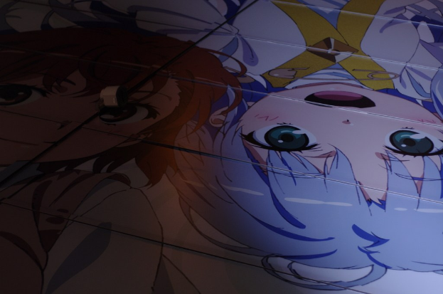 Zwei Anime-Charaktere, einer auf der linken und der andere auf der rechten Seite positioniert, sind im Vordergrund zu sehen.