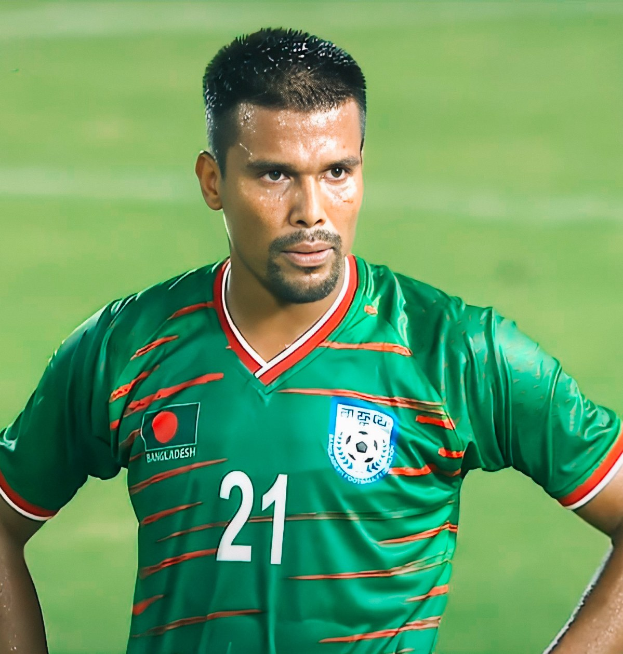 Ein Mann in einem grünen T-Shirt steht auf einem Fußballfeld während eines Spiels, mit einem unscharfen Hintergrund und Text, der unten 'Bangladesh vs Indien Live-Streaming' lautet