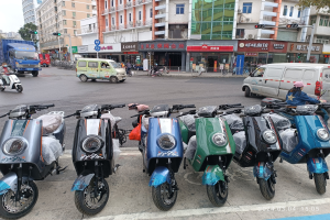 Kontrollen: Schaulustige in Bad Kreuznach zeigen Solidarität mit E-Scooter-Fahrer
