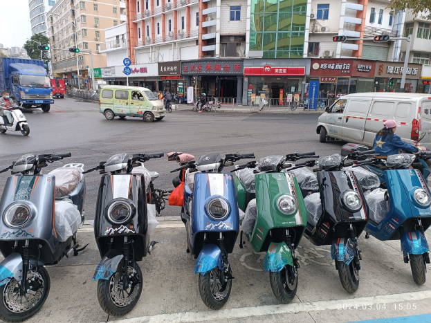 Kontrollen: Schaulustige in Bad Kreuznach zeigen Solidarität mit E-Scooter-Fahrer