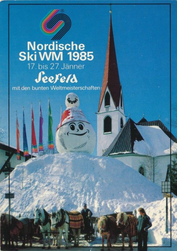 Plakat für die Nordischen Ski-Weltmeisterschaften 1985 in Seefeld, Schweiz, das eine schneebedeckte Landschaft mit Skifahrern, Pferden, Stöcken, Fahnen, Gebäuden, Bäumen und Himmel zeigt.