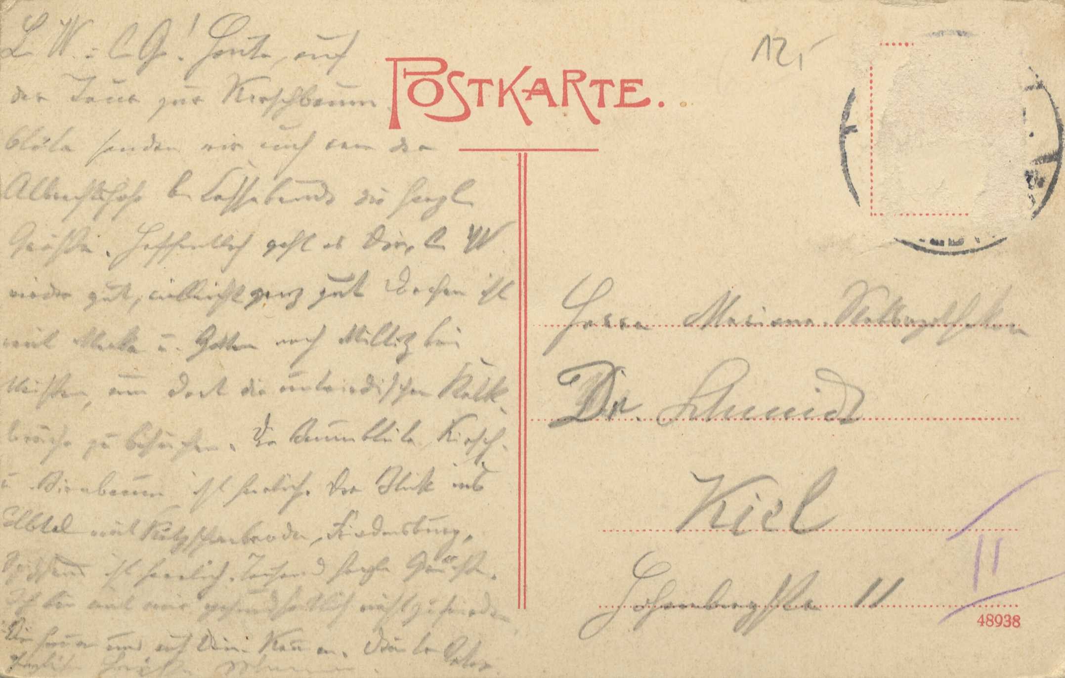 Eine alte Postkarte aus Deutschland mit einem roten Stempel und handgeschriebener Schrift, wahrscheinlich ein Brief von der deutschen Regierung.