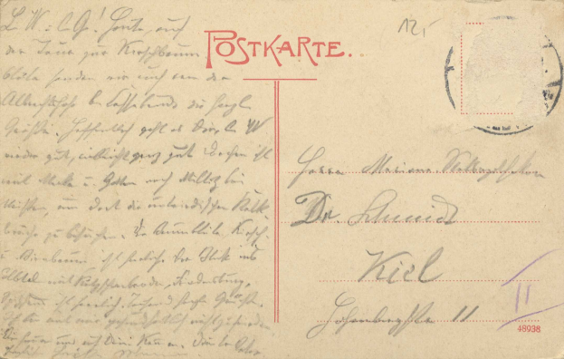 Eine alte Postkarte aus Deutschland mit einem roten Stempel und handgeschriebener Schrift, wahrscheinlich ein Brief von der deutschen Regierung.