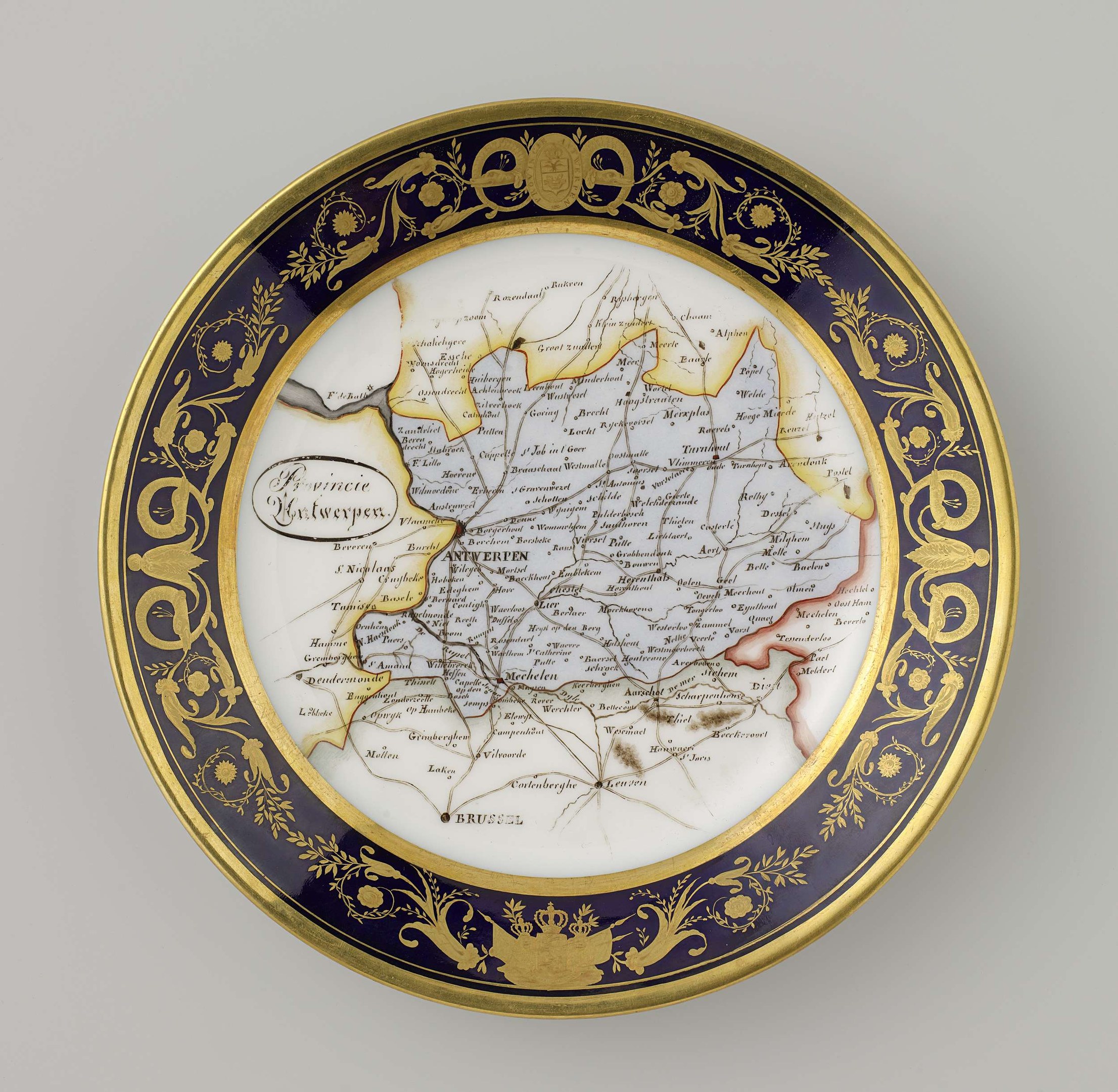 Ein dekorativer Teller mit einer detaillierten Deutschlandkarte, verziert mit kunstvollen Designs und Texten, auf einem weißen Hintergrund.