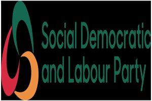 Der Text "Sozialdemokratische Partei Deutschlands" in fetter schwarzer Schrift, zentriert auf einem weißen Hintergrund mit einem dünnen schwarzen Rand.