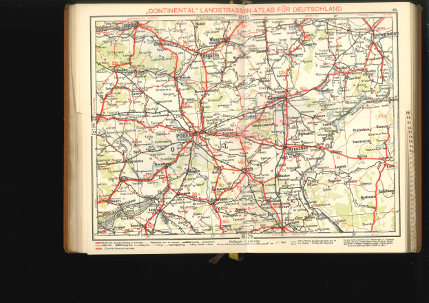 Offenes Buch mit einem detaillierten Kartenbild der deutschen Straßen und Autobahnen auf schwarzem Hintergrund.