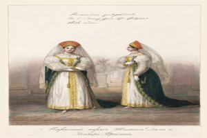 Zwei Frauen in traditionellen russischen Hochzeitskleidern, geschmückt mit kunstvoller Stickerei und Perlen, stehen auf einem Teppichboden, lächeln und sehen sich an, eine hält einen Blumenstrauß.