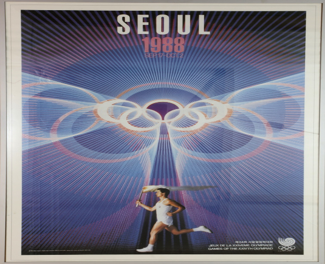 Eine Person, die mit den Olympischen Ringen im Hintergrund läuft und die Wörter "Olympische Spiele" quer darüber geschrieben hat, auf einem Plakat für die Olympischen Spiele 1988 in Seoul, Südkorea.