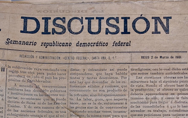 Gelblicher Zeitungsausschnitt mit schwarzer Tinte, überschrift "Semanario Repúblicano Democrático Federal", mit dem Wort "Diskussion" und leichten Knitterfalten.