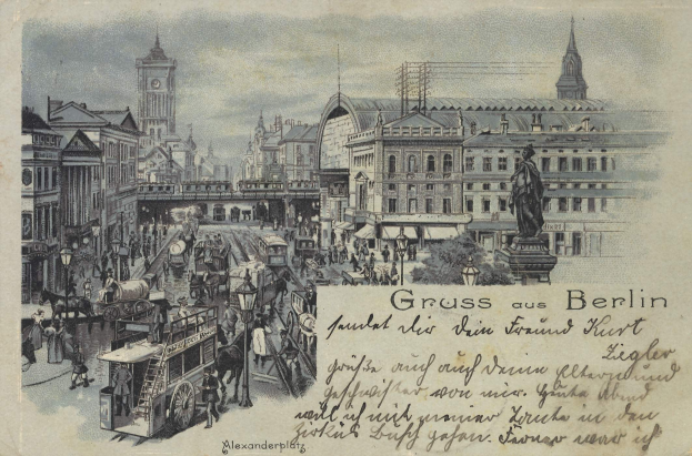 Alte Postkarte zeigt eine belebte Berliner Stadtstraße mit Gebäuden, Straßenlaternen, Pferdefuhrwerken, Menschen, einer Statue und einer Brücke im Hintergrund unter einem bewölkten Himmel.