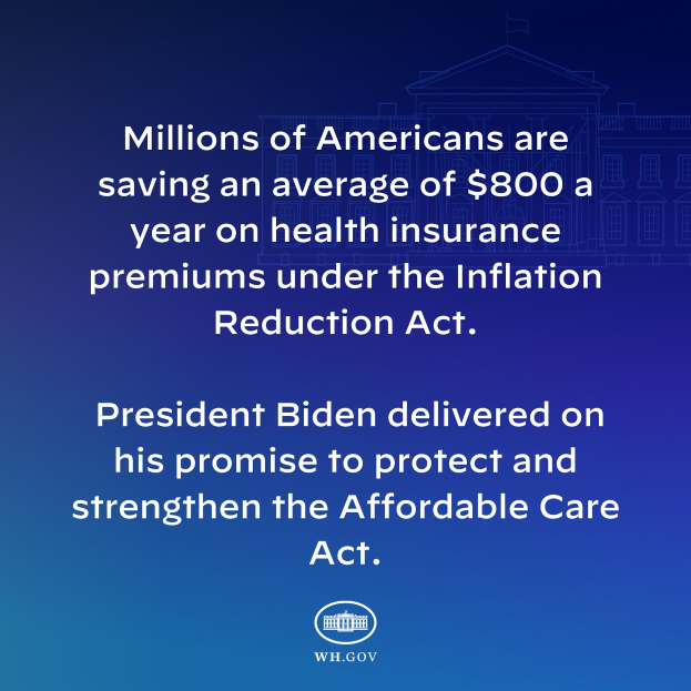 Ein blauer Hintergrund mit dem Text "Millionen von Amerikanern sparen durchschnittlich 800 Dollar im Jahr bei den Krankenversicherungsprämien thanks to the Inflation Reduction Act" und ein Logo.