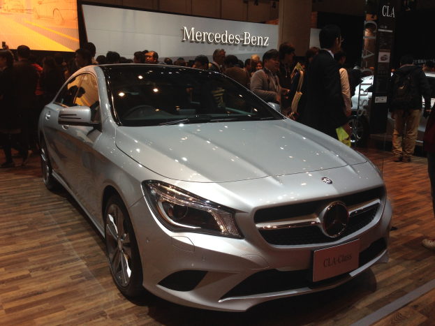 Mercedes-Benz CLA-Klasse Coupé auf der Shanghai Auto Show mit glänzender schwarzer Lackierung, Chromakzenten und luxuriösem Innenraum, umgeben von bewundernden Besuchern.