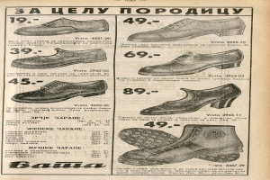 Eine Reihe verschiedener Schuhe, die auf einem alten Buch mit beschreibendem Text und Zahlen dargestellt sind.