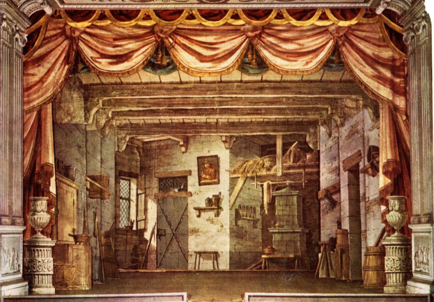 Bühnenbild mit rotem Vorhang, Skulpturen zu beiden Seiten, einer Wand mit Tür und Rahmen im Hintergrund und Bänken unten.