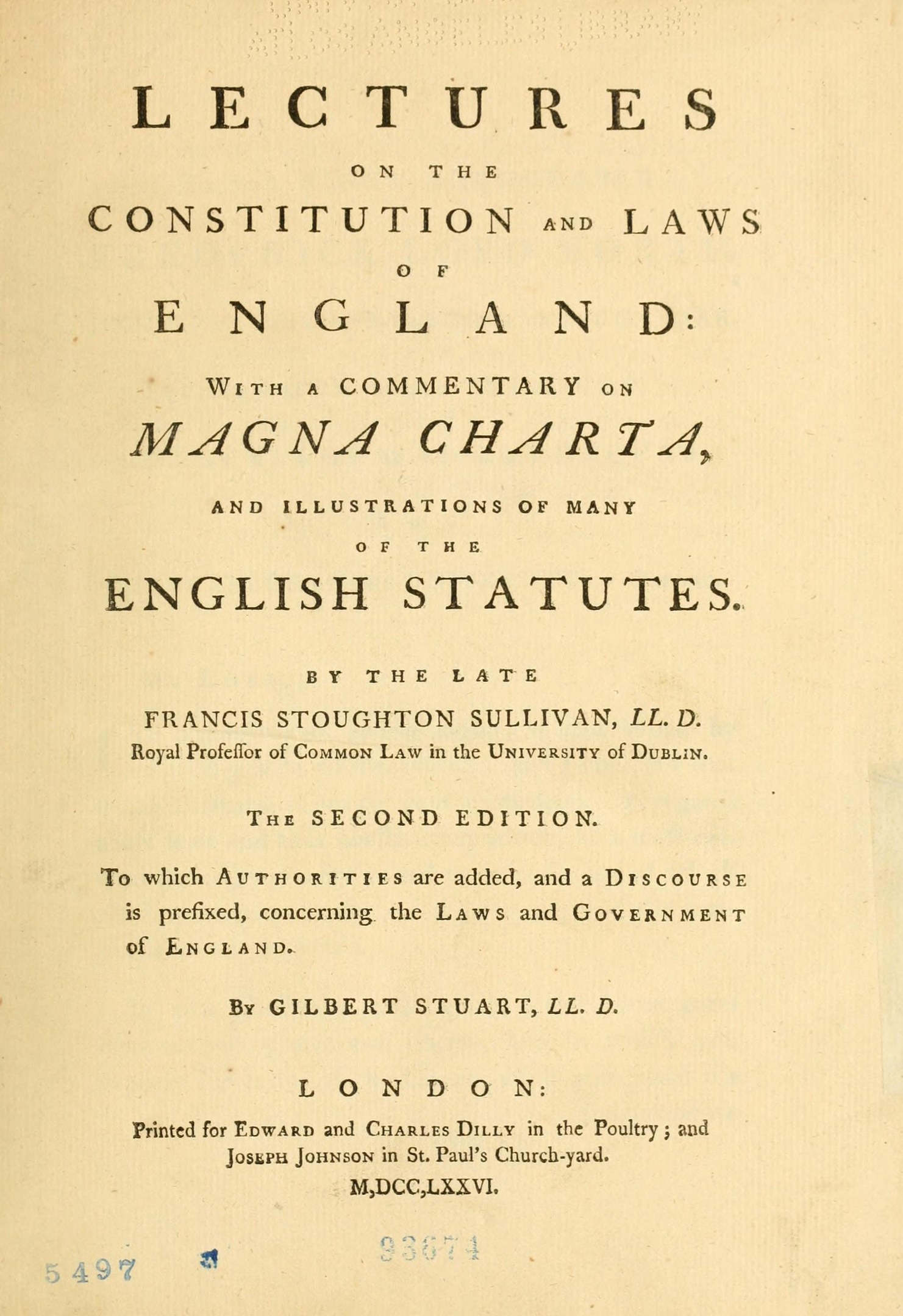 Altes Buch mit dem Titel "Vorträge über die Verfassung und Gesetze Englands mit einem Kommentar zur Magna Charta und Illustrationen vieler englischer Gesetze" öffnet auf einer Seite mit schwarzer Tinte geschriebenem Text.