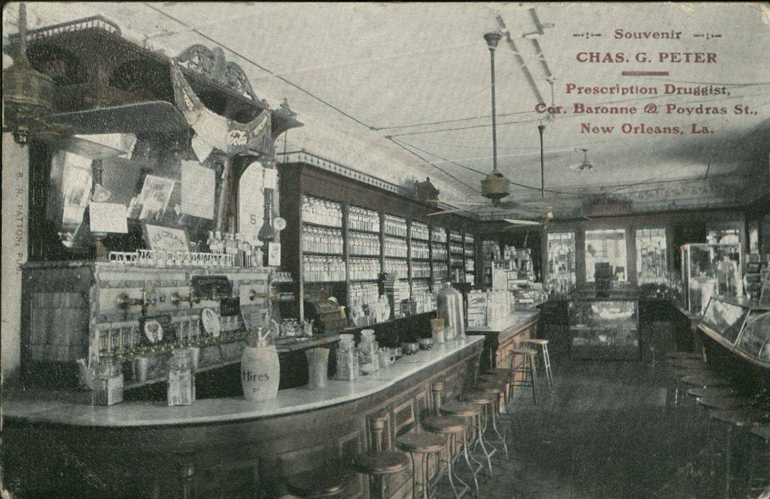 Schwarzes und weißes Foto eines alten Apothekeninneren in New Orleans mit Tischen, Hockern, Flaschen und Glasfenstern, mit Text oben.