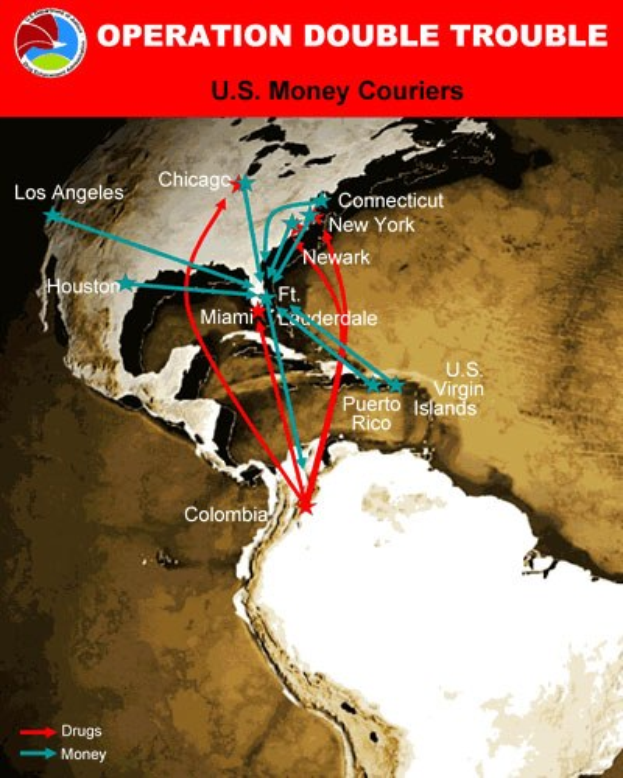 Plakat mit der Aufschrift "Operation Double Trouble: US-Geldkurier" mit einer Karte der USA, die in zwei Abschnitte unterteilt ist, einer für die Routen der US-Geldkurier und einer für die Standorte der Geldtransporteure, mit fetter schwarzer Schrift auf einem weißen Rand.