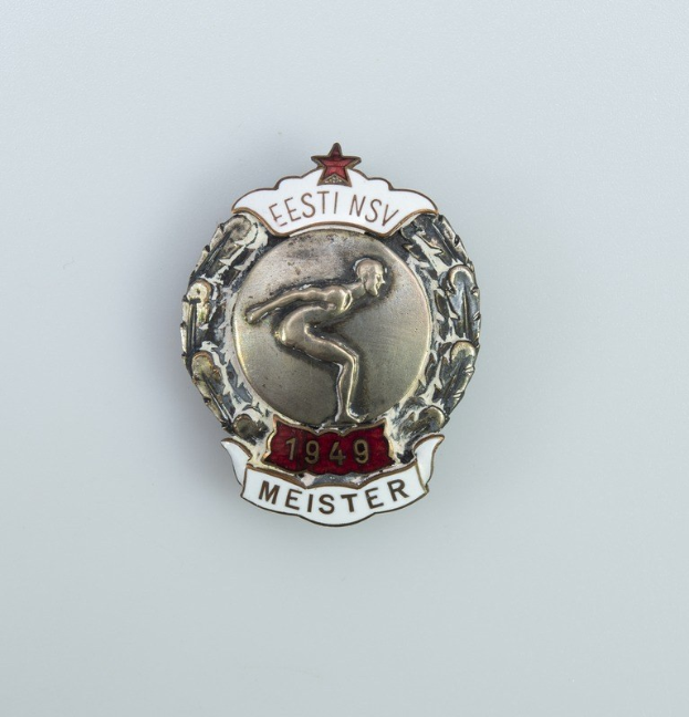 Silberner Abzeichen mit einem roten Stern, Emblem der Olympischen Spiele 1949, mittig mit Text.