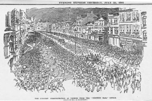 Schwarze und weiße Zeichnung einer Menge, die zwischen Gebäuden eine Straße entlanggeht, mit Text oben und unten: "Die Unionistendemonstration, wie sie vom Western Mail Office aus gesehen wird."