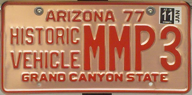 Ein Arizona-Kennzeichen mit der Aufschrift «Historic Vehicle MP3» ist an einem Pfahl vor einer Wand befestigt.