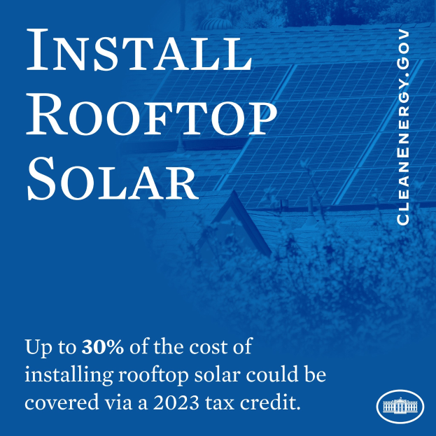 Plakat mit Text über einen 2023-Steuergutschrift, die bis zu 30% der Kosten für die Installation von Dachsolar deckt, mit Bäumen und einem Gebäude mit Solarpanelen im Hintergrund.