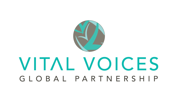 Logo für Vital Voices Global Partnership mit einem blauen und wei├čem Gradientenkreis mit einer wei├čen Taube darin, das Friedens- und Hoffnungsymbol, und dem Namen der Organisation in fetter schwarzer Schrift gegen einen wei├čen Hintergrund.