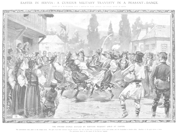 Schwarz-weißes Bild einer Gruppe von Menschen, die vor einer Menge tanzen, mit Häusern und Bäumen im Hintergrund und dem Text "Ostern in Servia: Eine kuriose militärische Travestie in einem Bauerntanz" unten.