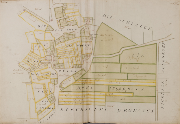 Ein altes Buch mit einer detaillierten Karte von Hamburg, Deutschland, mit sichtbaren Straßen, Gebäuden und Sehenswürdigkeiten, sowie Texten, die Informationen über die Stadt liefern.