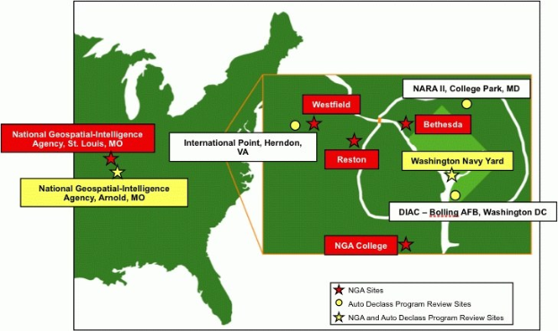 Eine Karte der Vereinigten Staaten, die die Standorte der National Geospatial Intelligence Agency hervorhebt, mit fettem Text, Flüssen, Bergen und Städten.