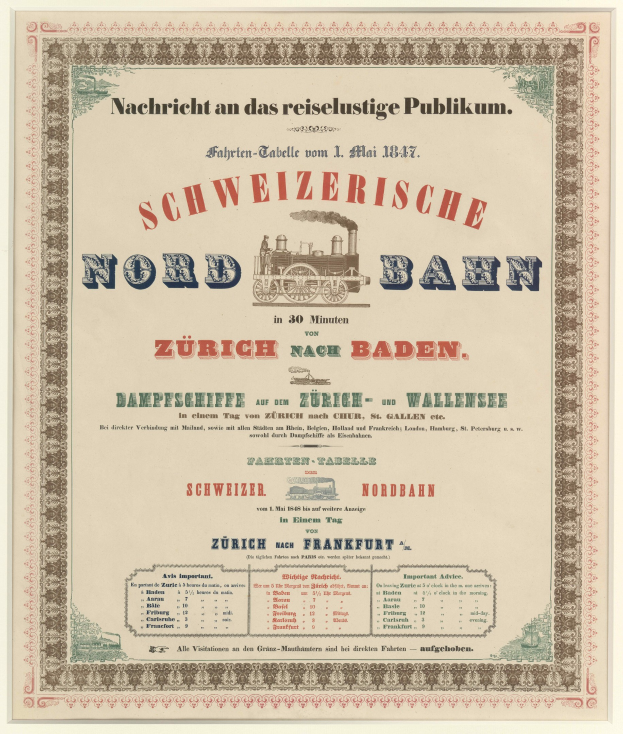 Plakat mit einem Zug in der Mitte auf einem hellgelben Hintergrund mit schwarz-weißem Karomuster und fetter schwarzer Schrift, die "Schweizerische Nordbahn in Baden, Germany" lautet, umgeben von einem dekorativen Rahmen.