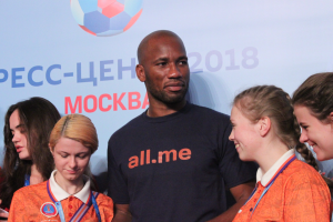 Gruppe von Menschen in Medaillen auf einer Bühne mit einem 2018 FIFA World Cup Russia-Banner im Hintergrund.