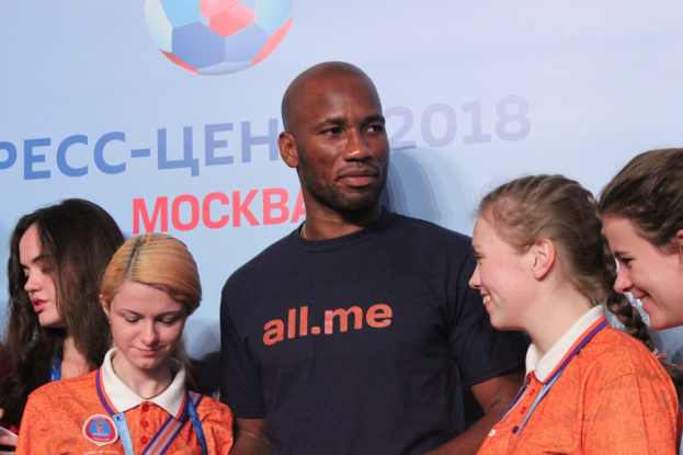 Gruppe von Menschen in Medaillen auf einer Bühne mit einem 2018 FIFA World Cup Russia-Banner im Hintergrund.