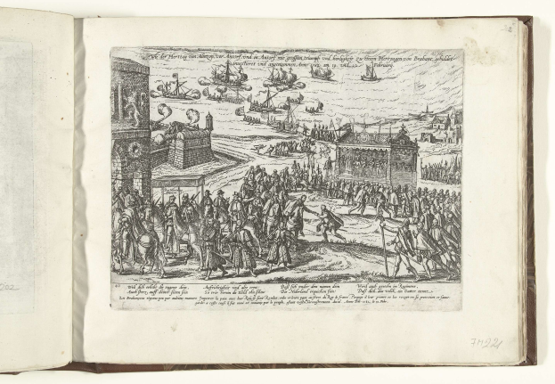 Ein offenes Buch mit einer detaillierten Illustration einer Menge von Menschen, die sich auf einer Seite unterhalten, zusammen mit Text und anderen Bildern.