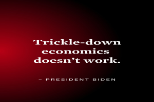 Ein Plakat mit fetter, schwarzer Schrift, die "Trickle-Down Economics Doesn't Work" auf einem weißen Hintergrund liest, eingerahmt von einem dünnen schwarzen Rand und einem Zitat von Präsident Biden.