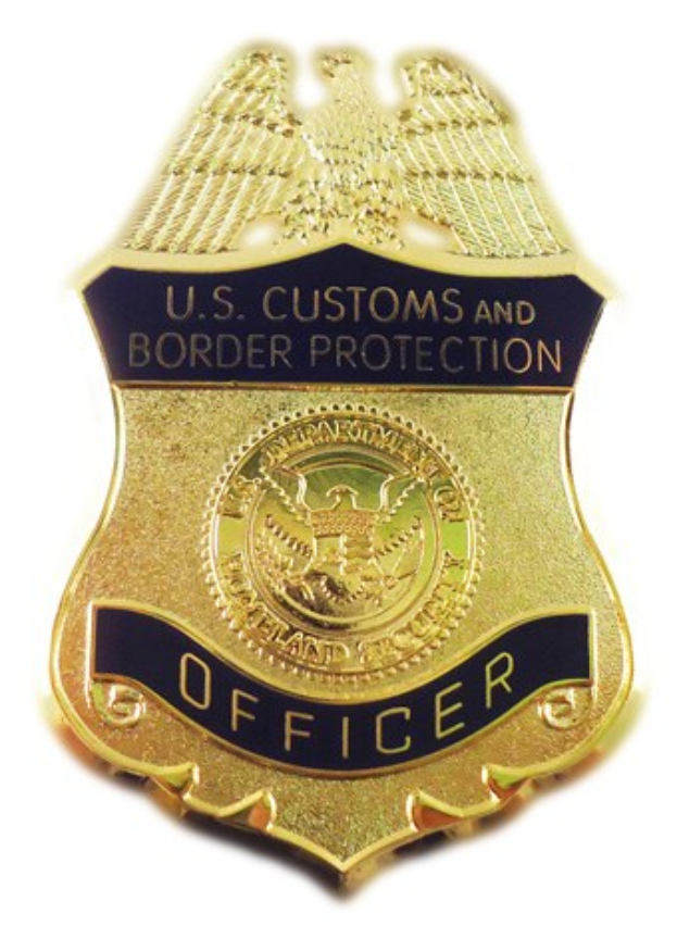 Ein goldenes Abzeichen mit der Aufschrift "U.S. Customs and Border Protection Officer" auf einem weißen Hintergrund.