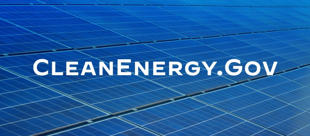 Blaues Solarpanel mit weißer Schrift "Clean Energy Gov" in der Mitte auf einem Gitter ähnlicher Panels, Teil eines sauberen Energieprogramms.