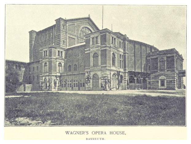 Schwarzes und weißes Foto der Oper von Wagner in Bayreuth mit Menschen vor dem Gebäude, umgeben von Bäumen und einem klaren Himmel, mit Text unten.