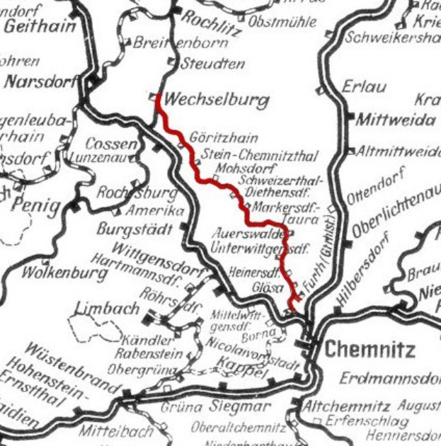 Schwarz-weiß-Karte einer Stadt mit einer roten Routenlinie, die als Wechselburg und Chemnitz-Bahnweg bezeichnet ist.